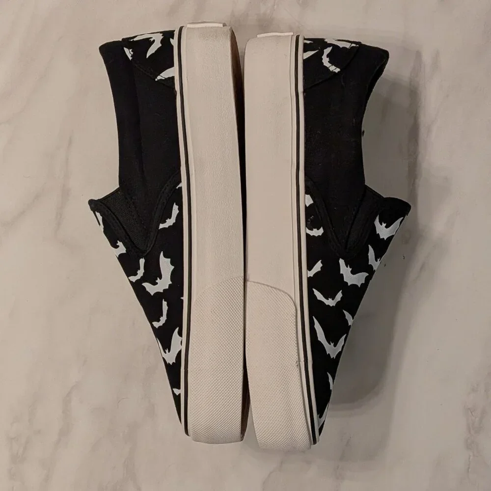YRU Bat Shoes - White Bats on Black Background with White Platform Soles - Picture 4 of 9